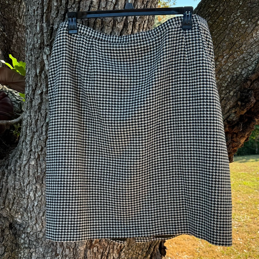 22W Vintage Tweed Talbots Black and white houndstooth 75% wool Timeless skirt.